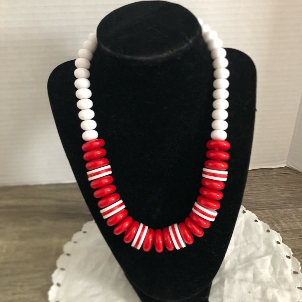 Vtg Red and White Chunky Beaded Necklace